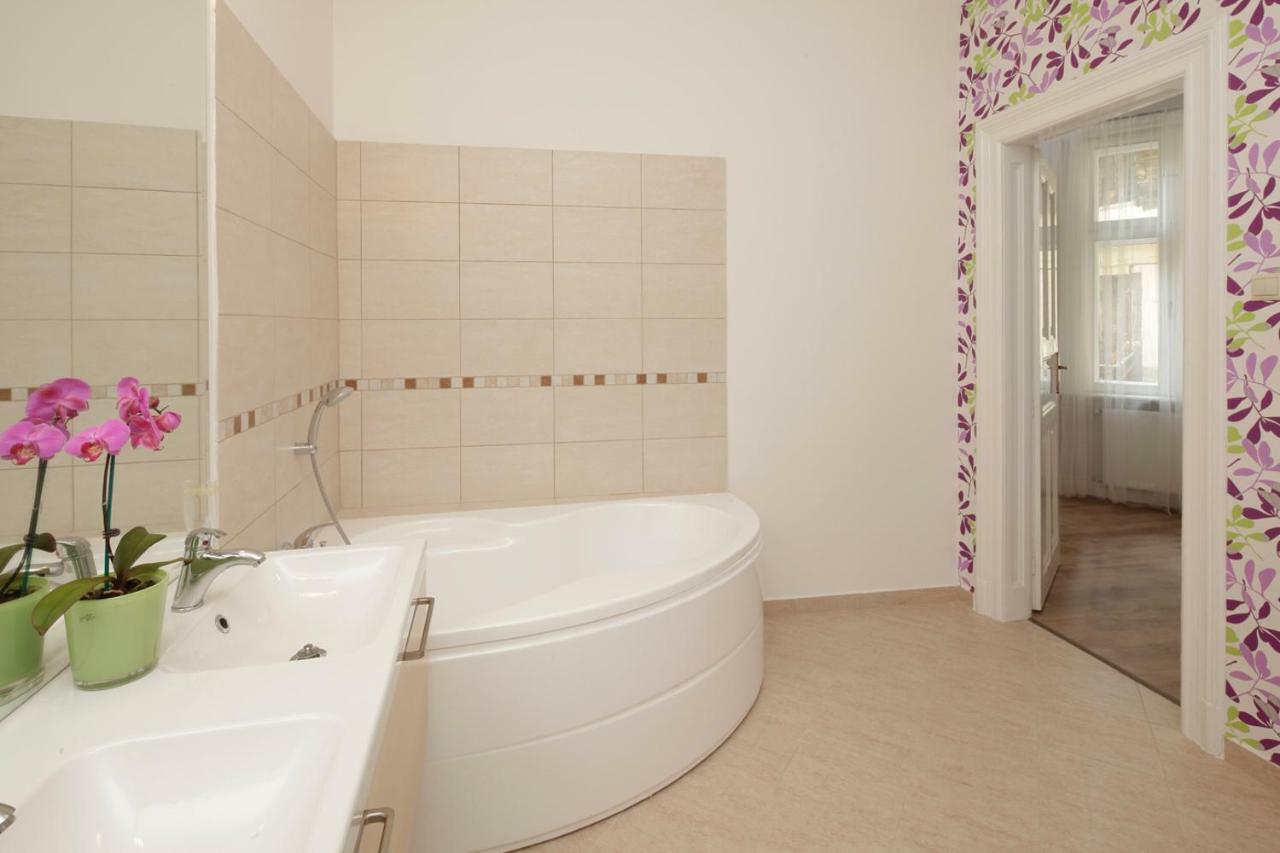 Urban Haven - 3 Beds, 3 Baths, Free Parking, Near Central Market Будапеща Екстериор снимка