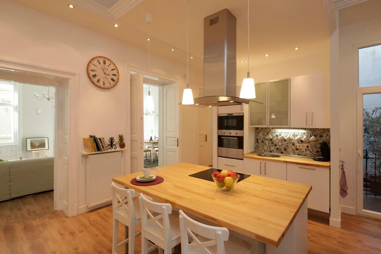Urban Haven - 3 Beds, 3 Baths, Free Parking, Near Central Market Будапеща Екстериор снимка