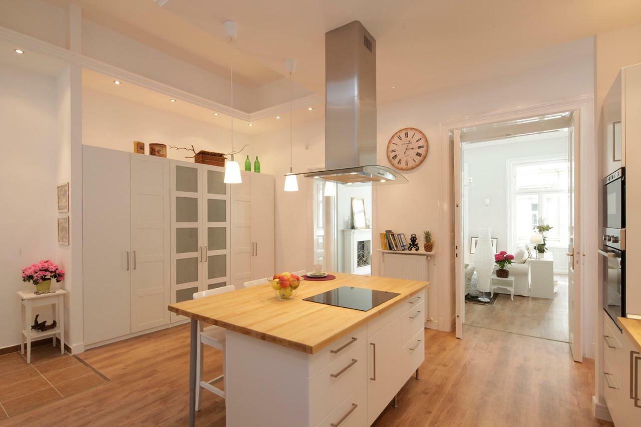 Urban Haven - 3 Beds, 3 Baths, Free Parking, Near Central Market Будапеща Екстериор снимка